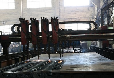 CNC машина за рязане с пламък (може да реже лист от въглеродна стомана с дебелина 30 mm)