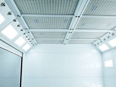 Монтираната на тавана система за ускоряване на въздуха интегрира осветителна кутия, осветителни тела и въздуховод, вентилаторите са монтирани на тавана.
